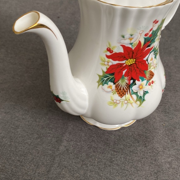 Collector’s Rare Royal Albert Poinsettia Holiday Christmas England Teapot - Picture 5 of 7